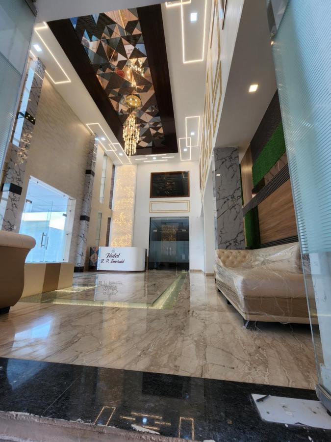 Hotel B P Emerald マトゥラー エクステリア 写真